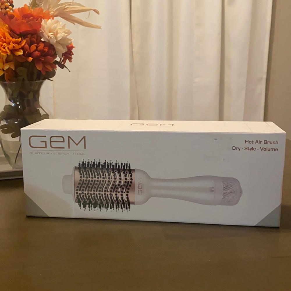 Brand New GEM hot air brush in rose gold and white